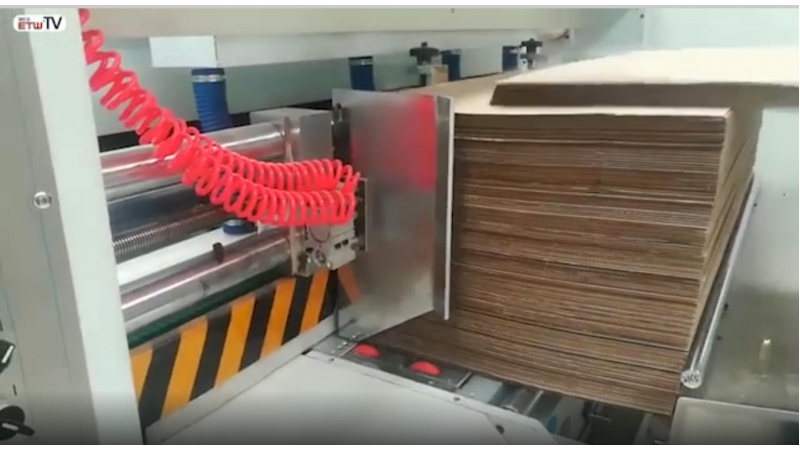 Impresora ranuradora con función de troquelado y apilamiento